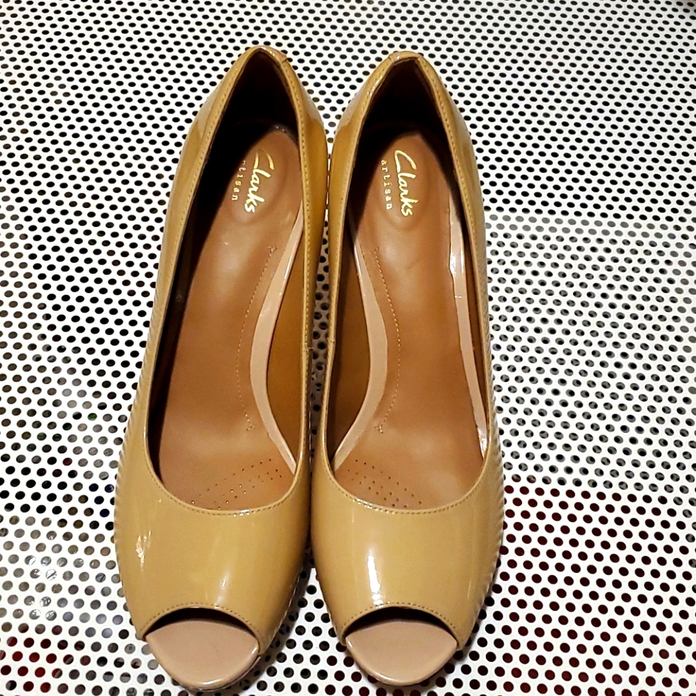 CLARKS PATENT LEATHER LATFORM HEELS